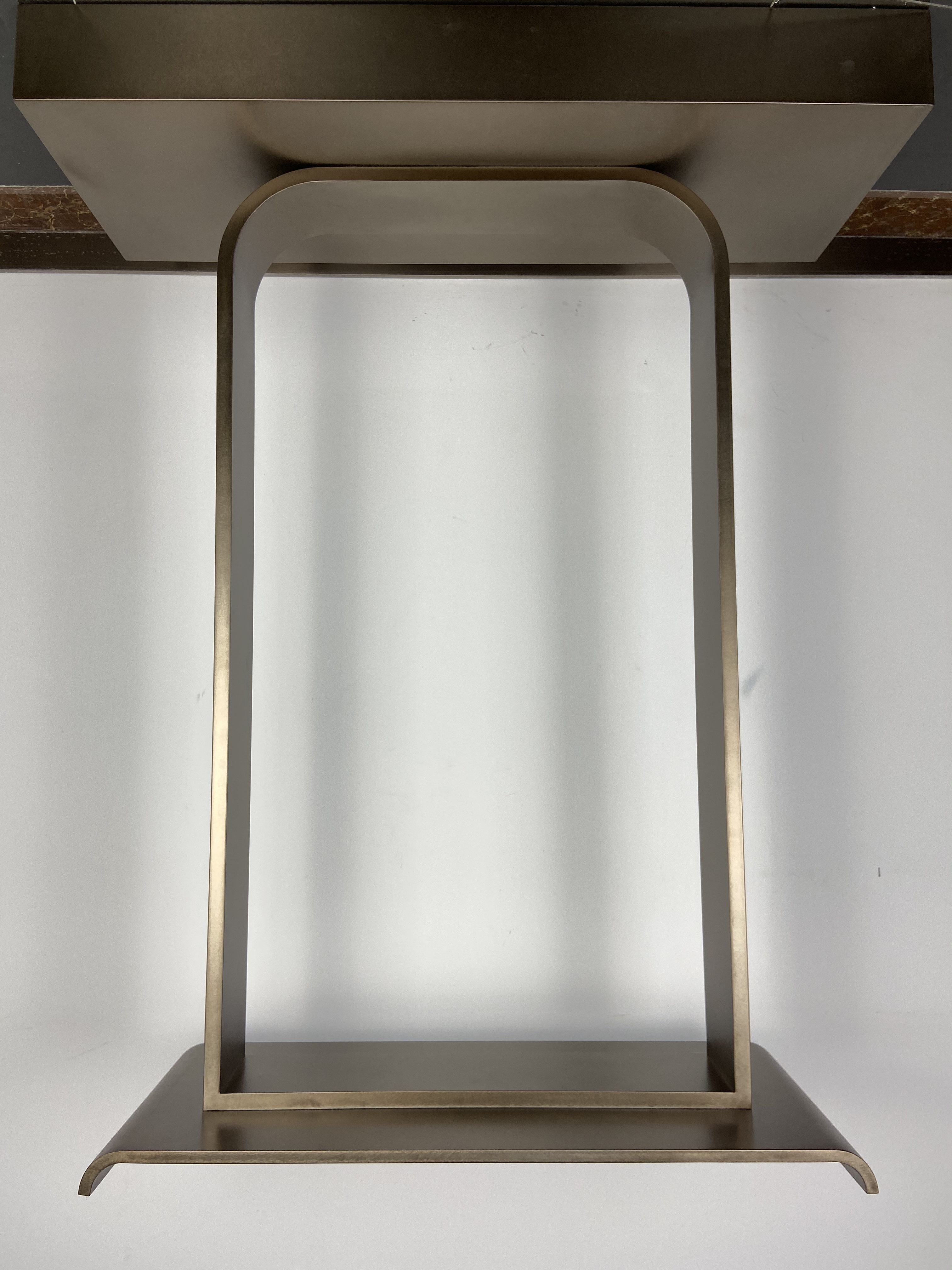 廈門(mén)恒禾別墅：金屬玄關(guān)桌