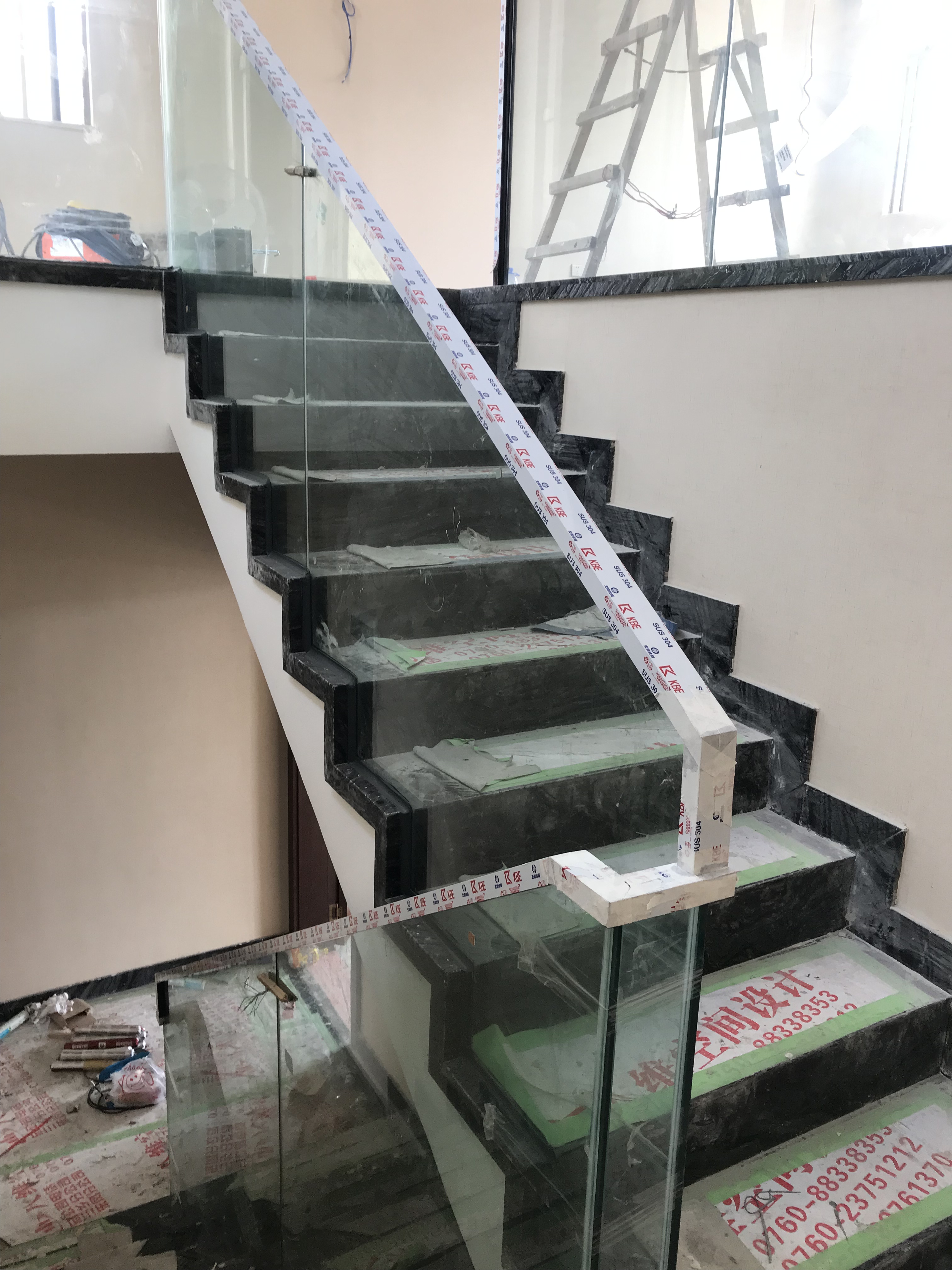 龍基雅墅61號：不銹鋼門