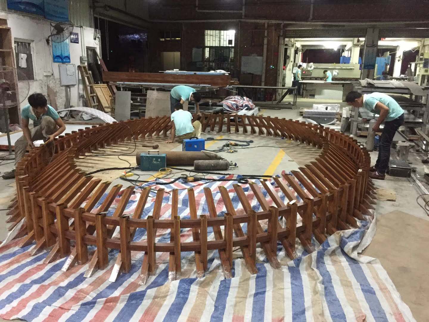 美國開心點(diǎn)餐廳：木紋不銹鋼天花裝飾