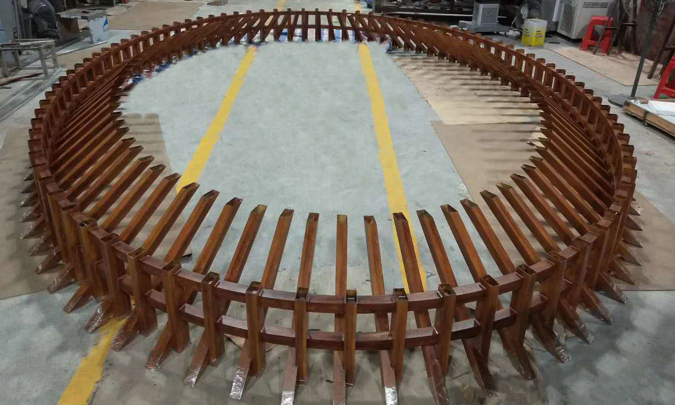 美國開心點(diǎn)餐廳：木紋不銹鋼天花裝飾